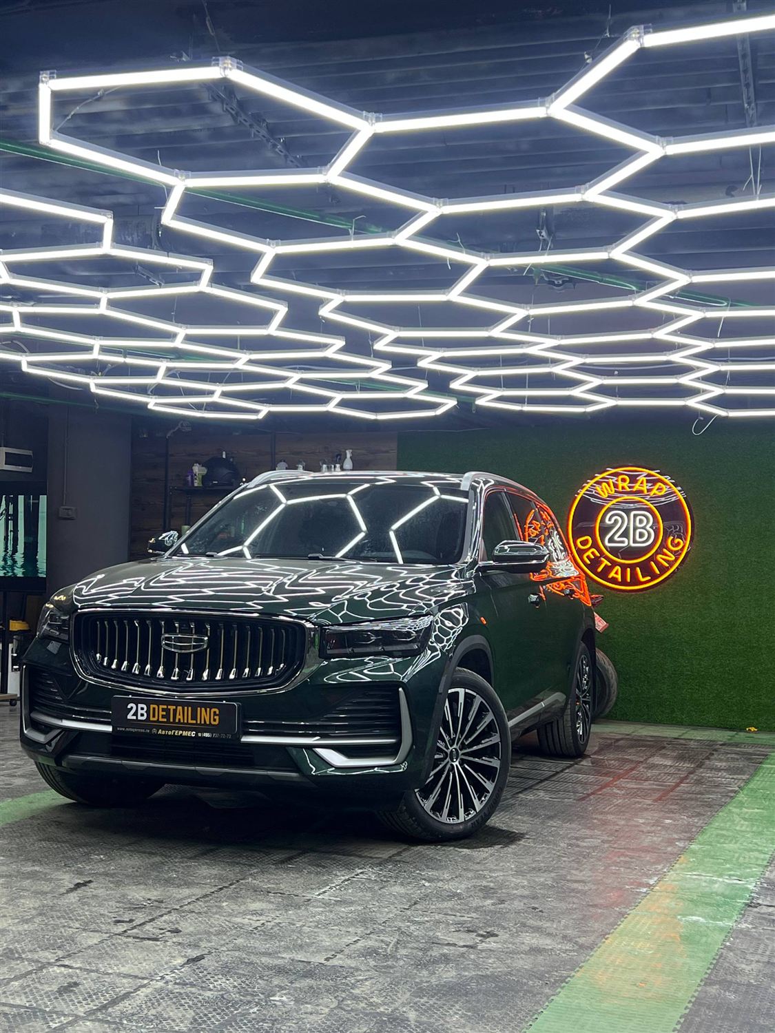 Geely Monjaro тёмно-зелёный под неоном
