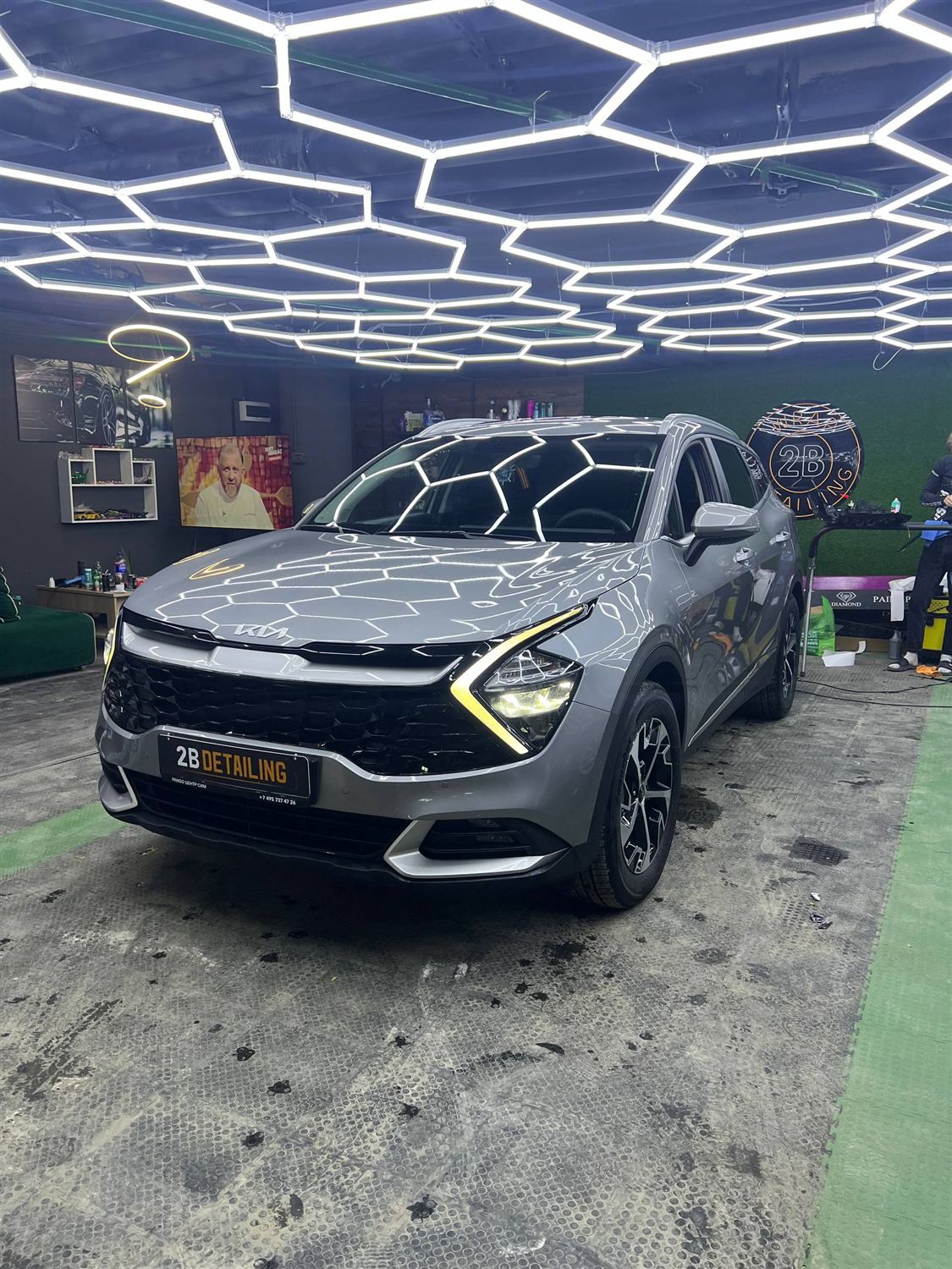 Kia Sportage под гексагональным светом