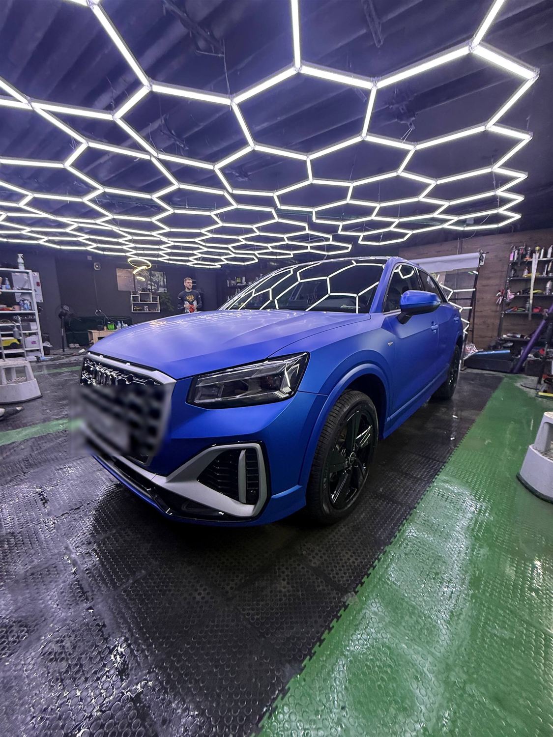 Audi Q2 в матовой синей плёнке